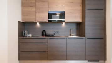 Refrigerador, microondas, placa de cocina, cafetera expreso