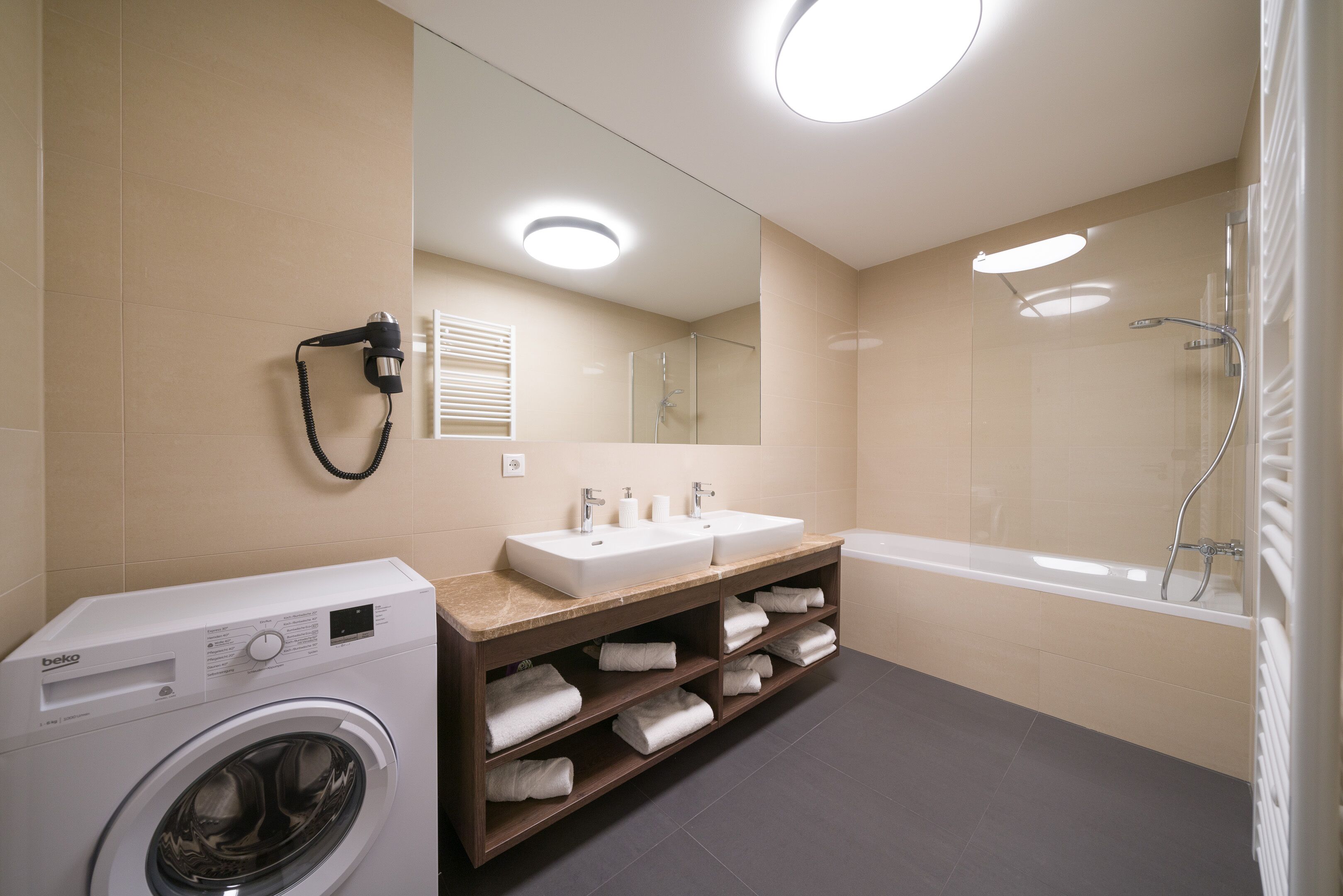 Exclusive Apartment (4 Bedrooms and 1 Living Room) | Bathroom | Free toiletries, hair dryer, heated floors, towels