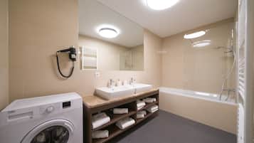 Exclusive Apartment (4 Bedrooms and 1 Living Room) | Bathroom | Free toiletries, hair dryer, heated floors, towels