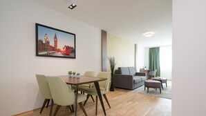 Una sala moderna con comedor, un sofá y una mesa de centro.