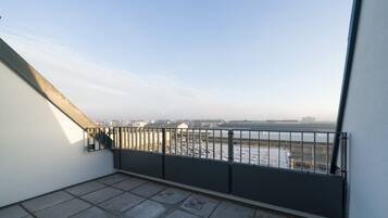 Deluxe Apartment (Top 35) | Balcony