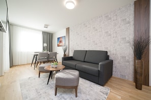 Deluxe Apartment (Top 15) | Living area