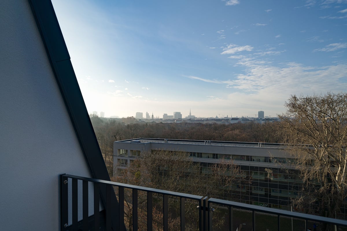 Deluxe Apartment (Top 32) | 1 bedroom, blackout curtains, soundproofing, iron/ironing board