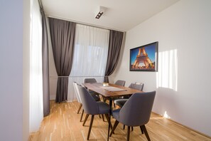 Deluxe Apartment (2 Bedrooms and 1 Living Room) | In-room dining - myApartments Vienna (Vienna)