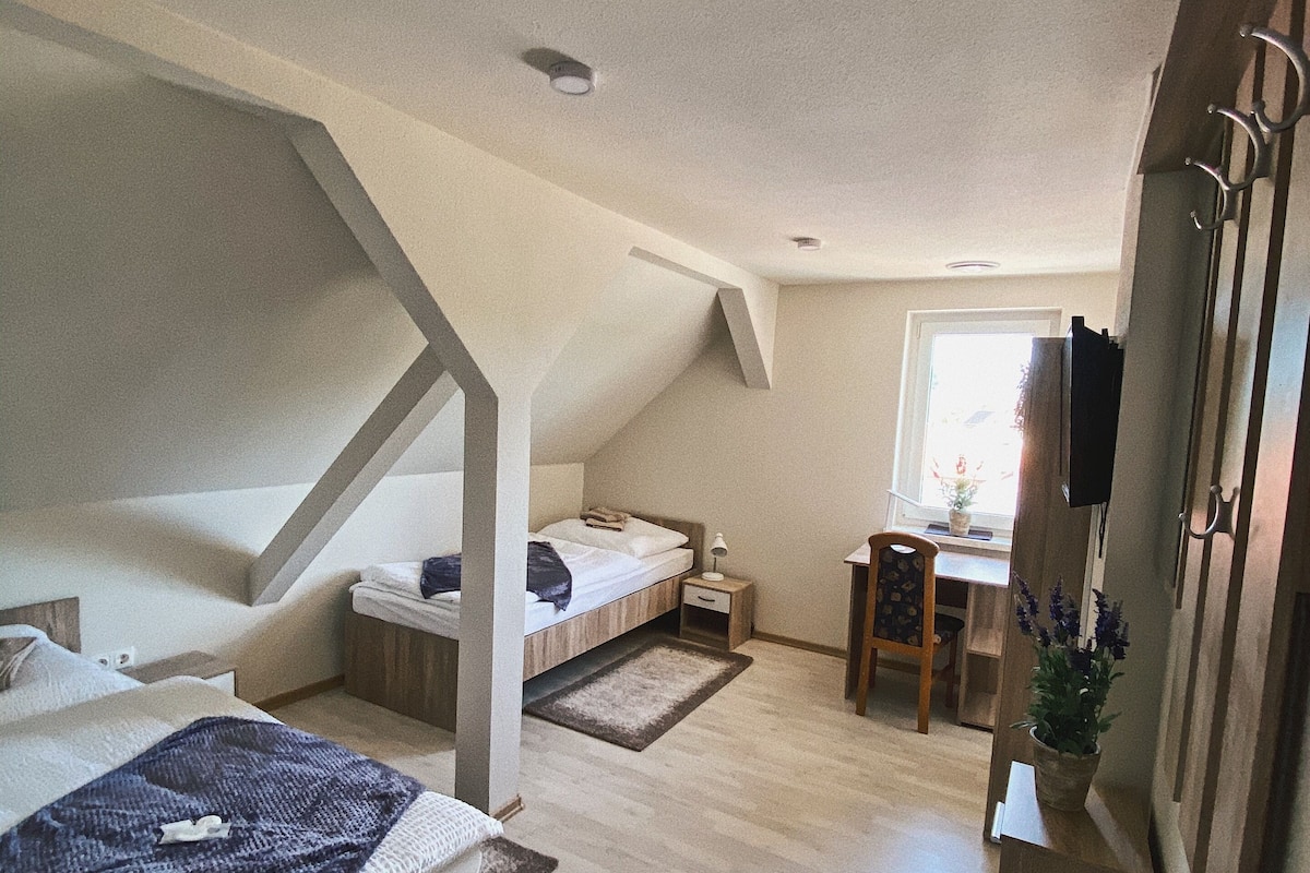 Comfort kamer, 1 twee- of 2 eenpersoonsbedden | Een bureau