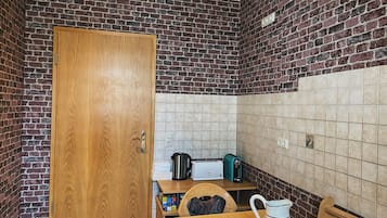 Refrigerador con congelador, microondas, horno y parrilla de estufa