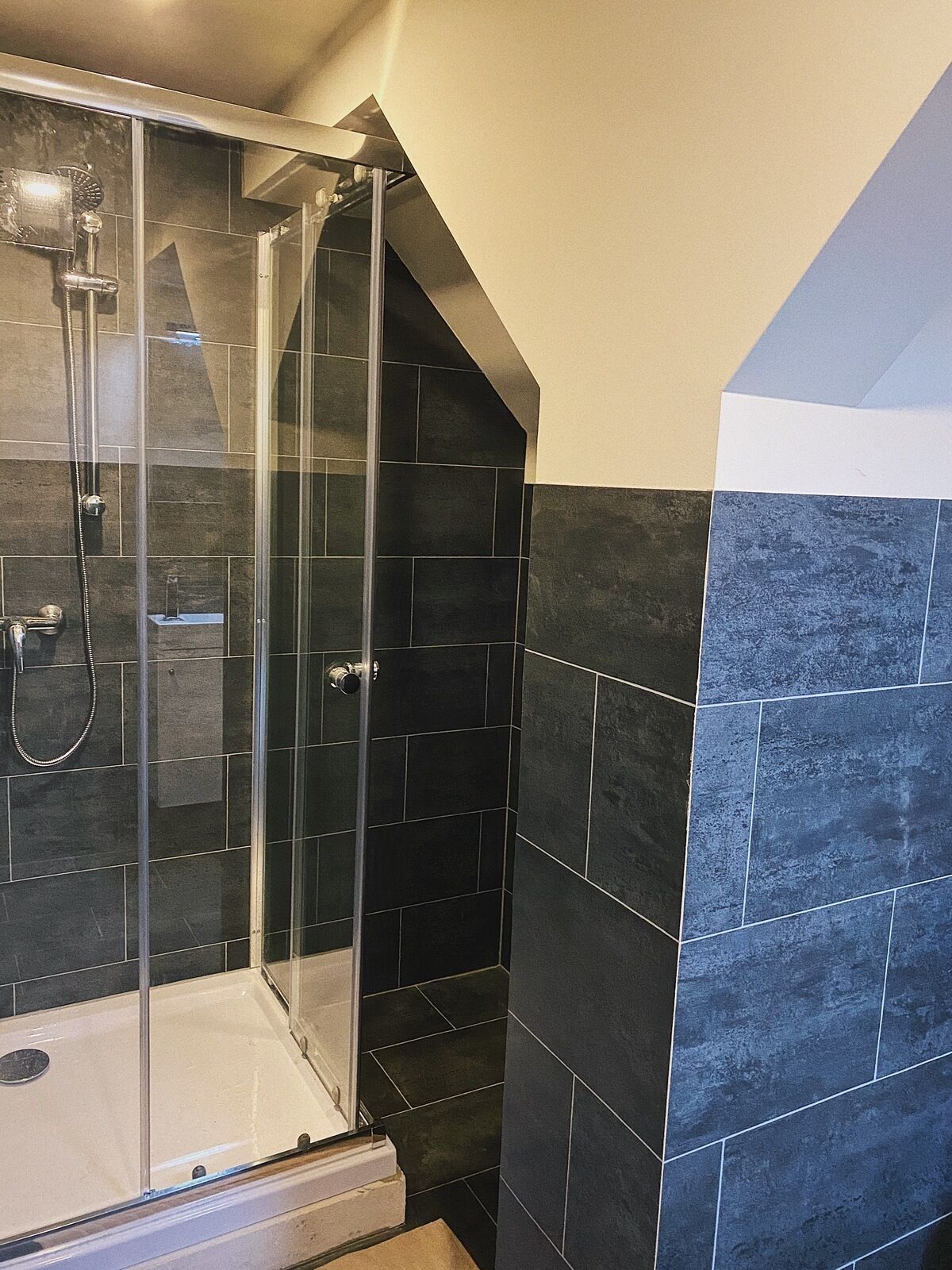 Comfort-Zimmer | Badezimmer | Dusche, Handtücher