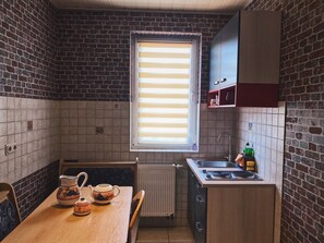 Full-sized fridge, microwave, oven, stovetop