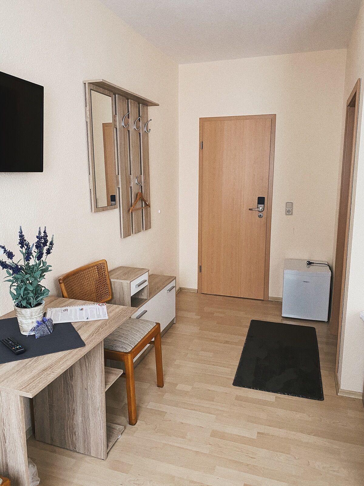 Phòng tiện nghi đơn giản | Bàn 