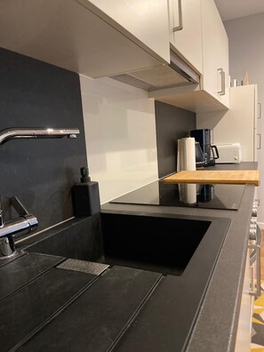 Kühlschrank, Mikrowelle, Ofen, Herdplatte