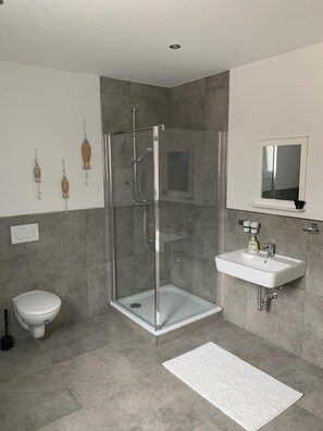 Towels, toilet paper - City Maritim Apartment (Bremerhaven)