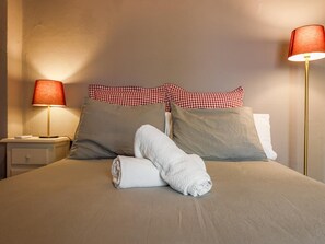 2 slaapkamers, een strijkplank/strijkijzer, internet, beddengoed