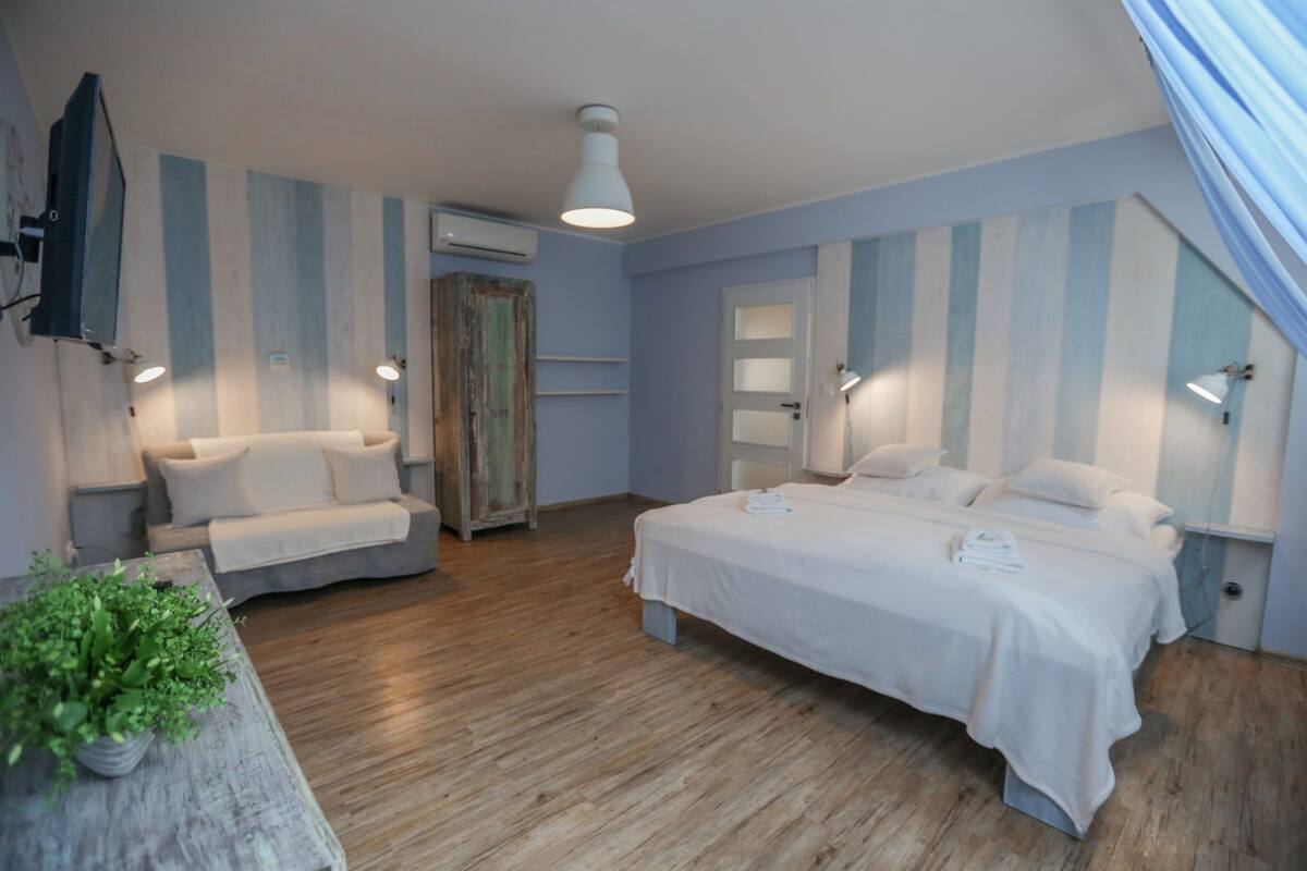 Apartment (Queen) | Desk, blackout drapes, cribs (free), rollaway beds (surcharge)