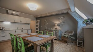Leilighet (Queen) | Spiseområde på rommet
