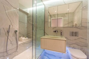 House | Bilik Mandi | Pancuran mandi, kelengkapan dandanan diri percuma, pengering rambut