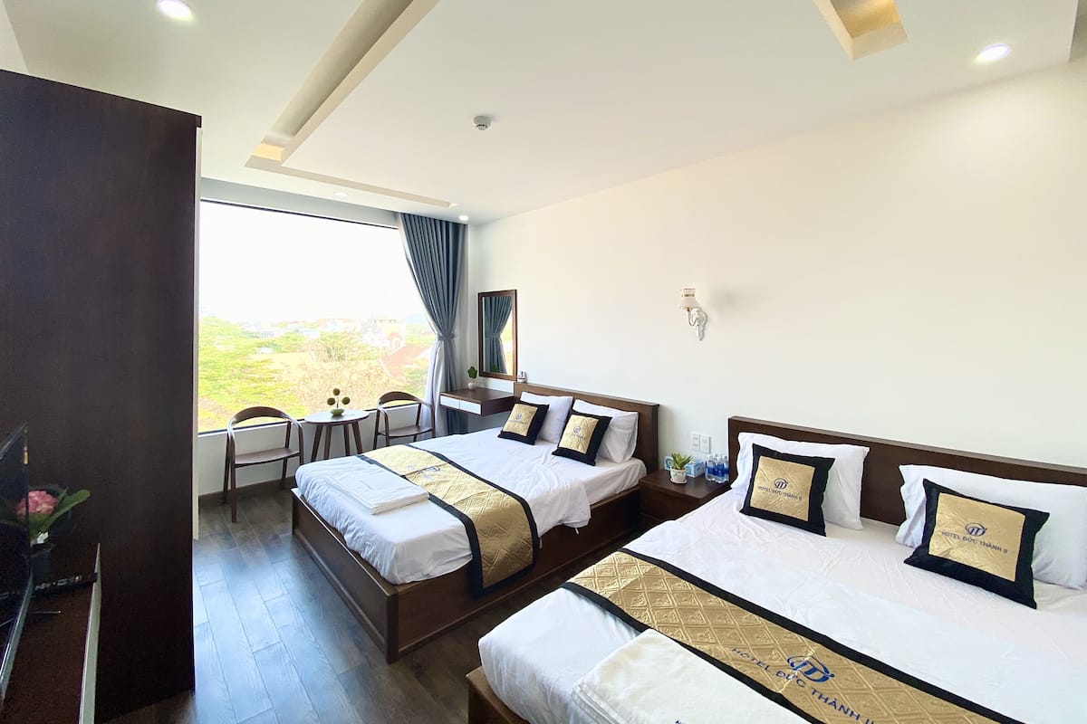 Cubrecamas, colchones con pillow-top, minibar y escritorio