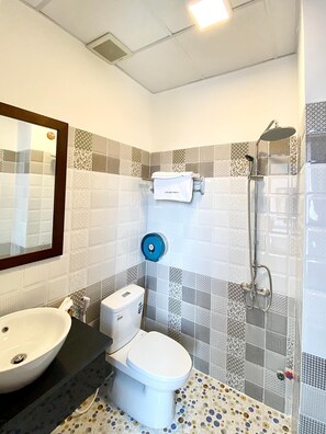 Shower, rainfall showerhead, free toiletries, hair dryer - Hotel Duc Thanh 2 (Ho Chi Minh City)