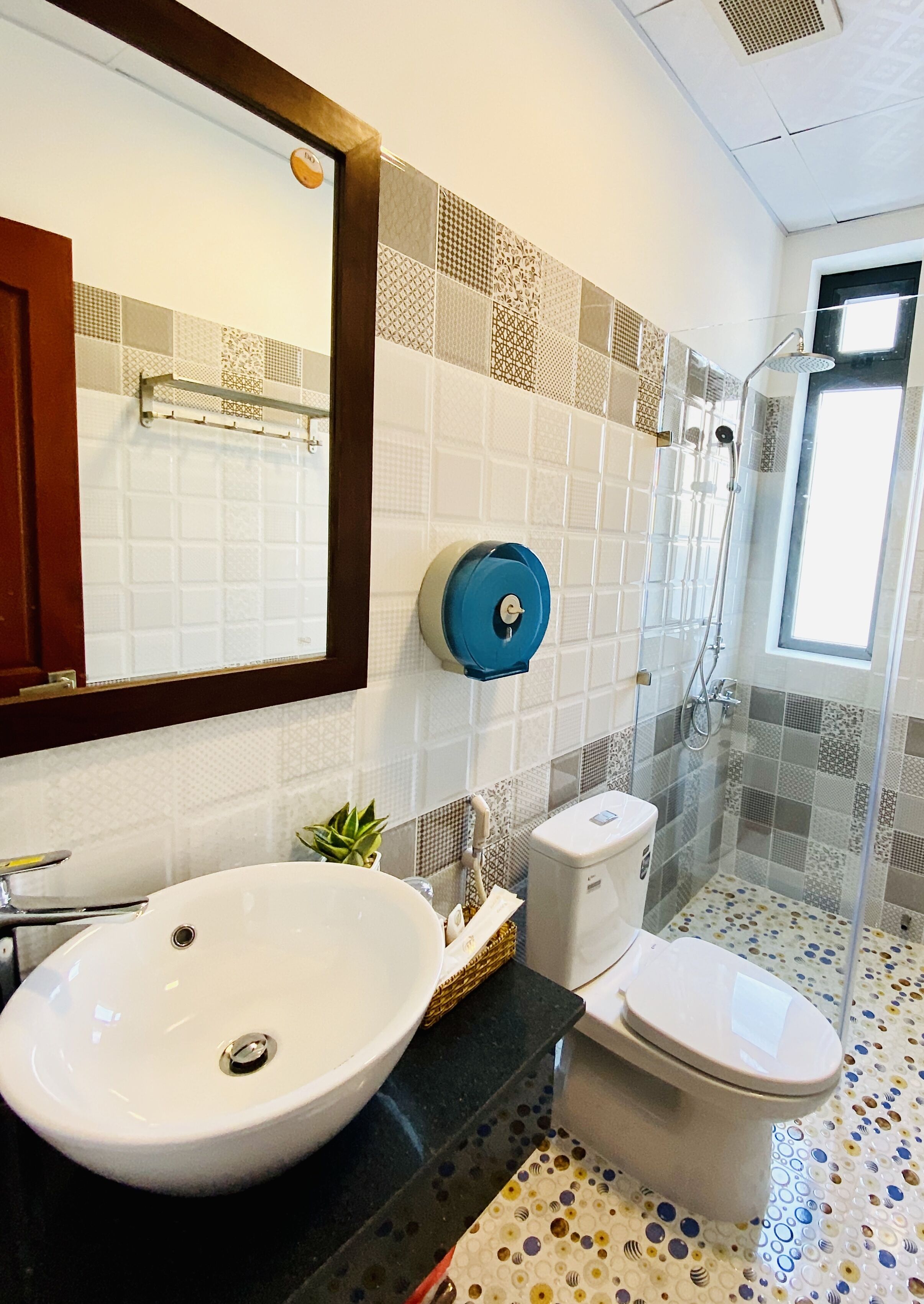 Shower, rainfall showerhead, free toiletries, hair dryer
