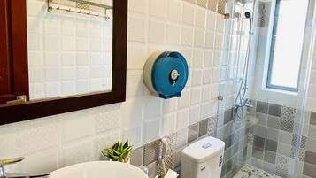 Shower, rainfall showerhead, free toiletries, hair dryer