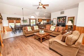 Fernseher, Kamin, DVD-Player, Tischfußball