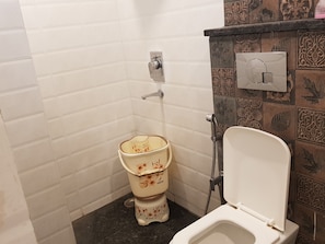 Bathroom - HOTEL LEO (New Delhi)