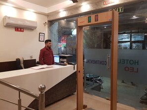 Reception - HOTEL LEO (New Delhi)