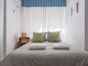 3 habitaciones, tabla de planchar con plancha, internet y ropa de cama 