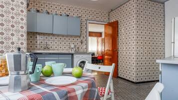 Refrigerador, microondas, cafetera y tetera y tostadora