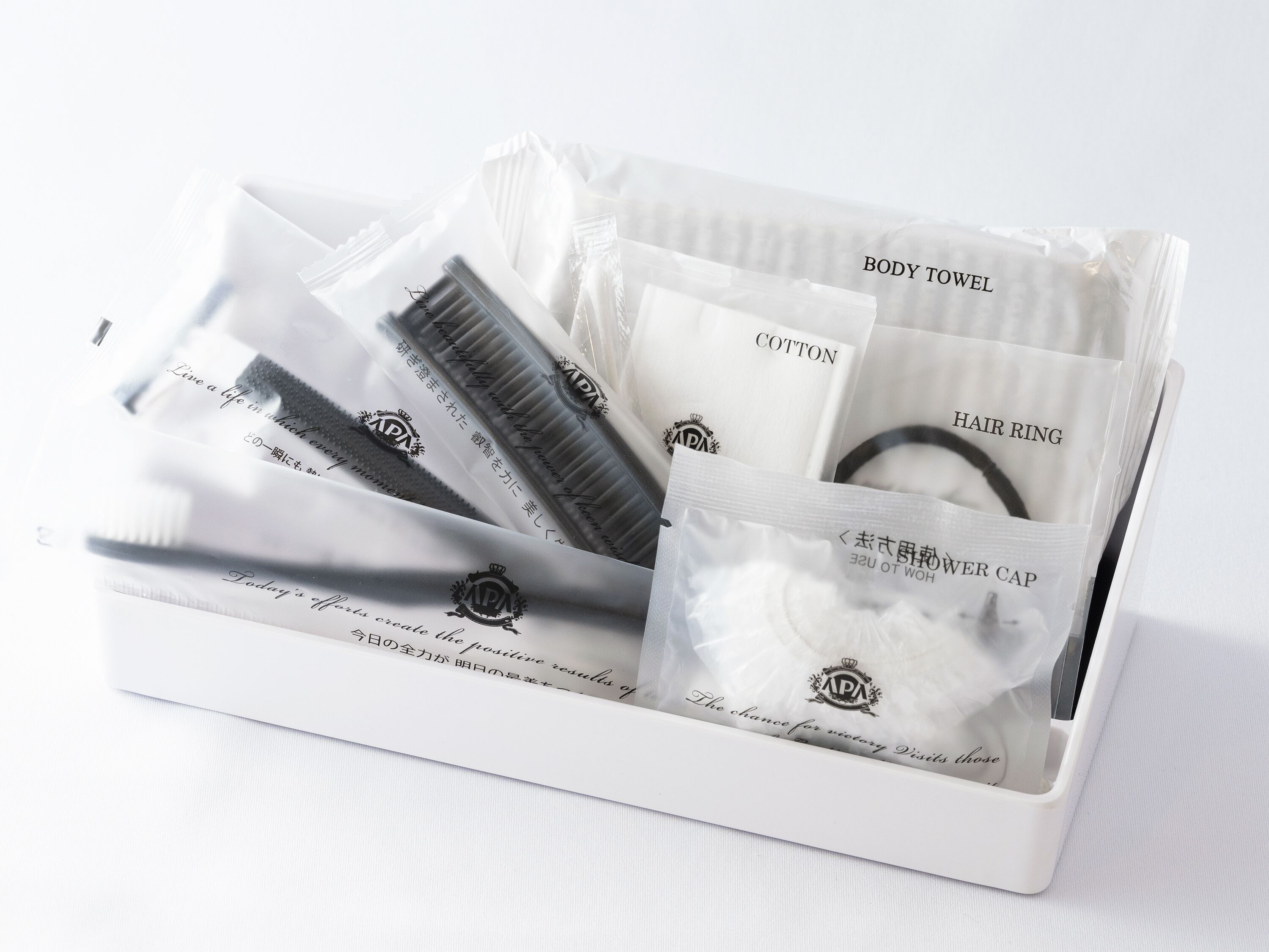 Ducha y bañera combinadas y artículos de higiene personal gratuitos