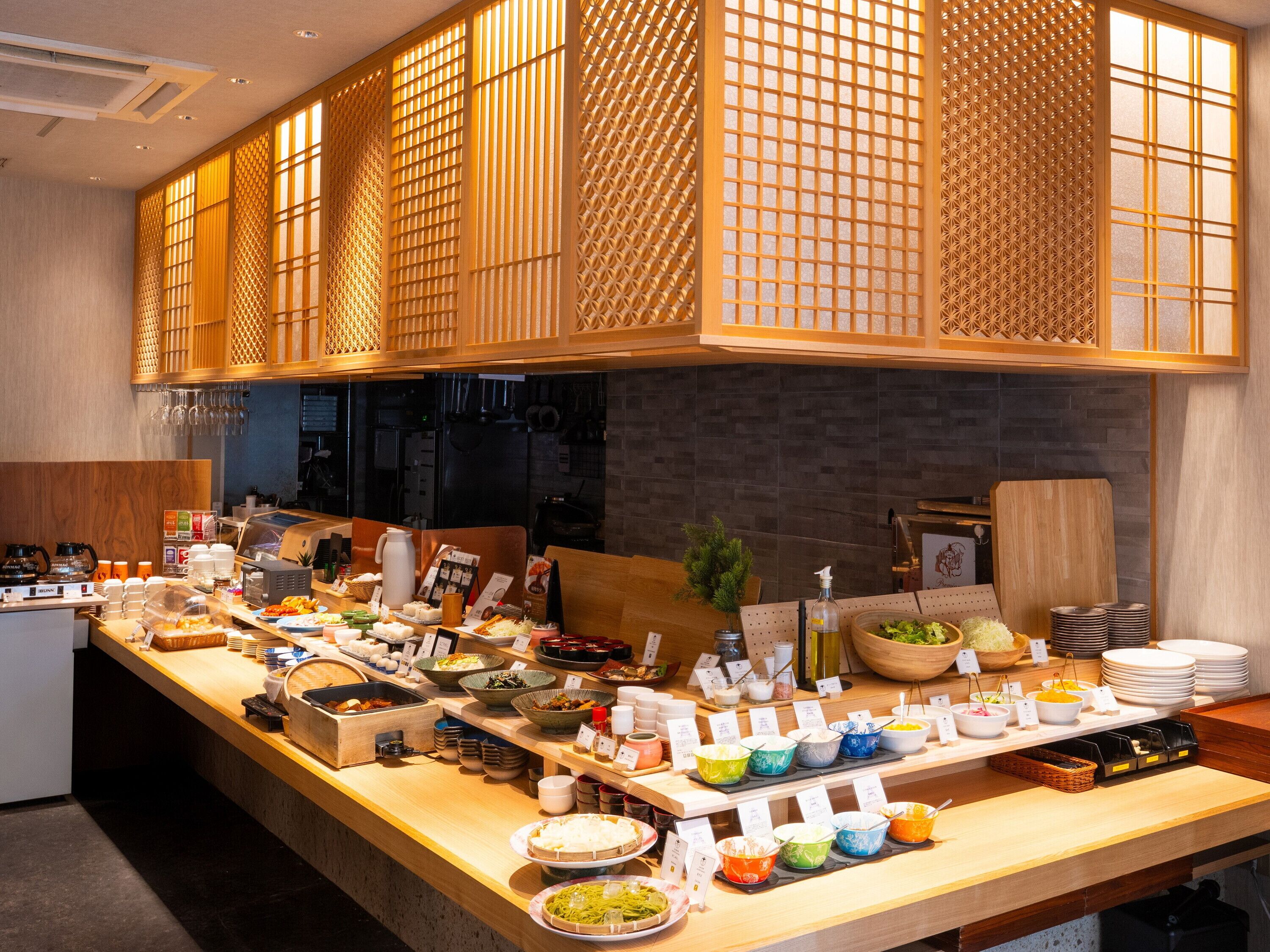 Se sirven desayunos, almuerzos, cenas y cocina japonesa 