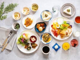 每日供應自助早餐 (費用另計)