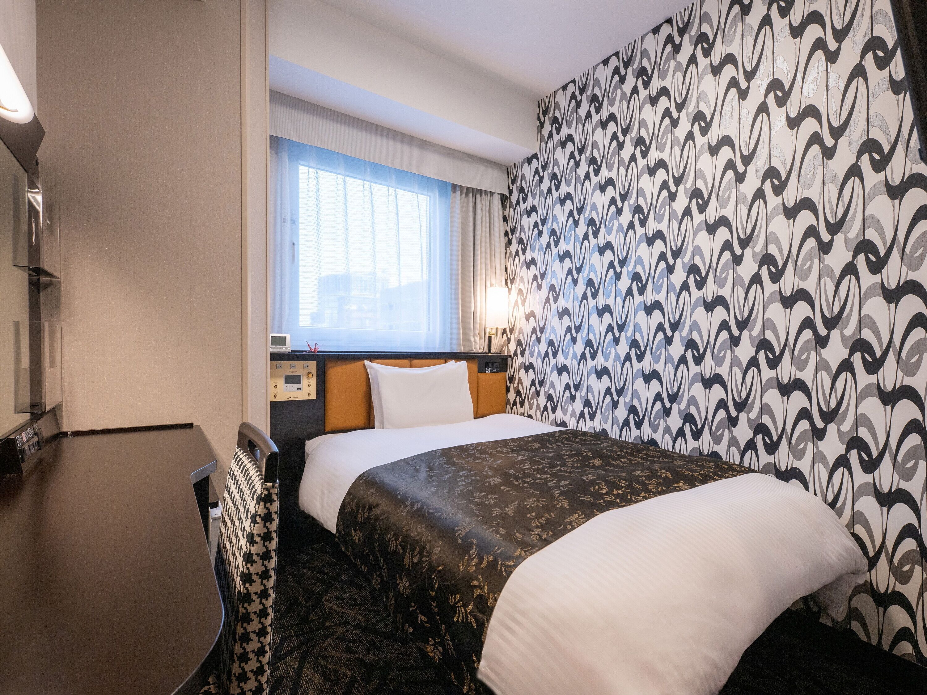 Escritorio y espacio para trabajar con laptop 