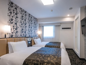 Desk, laptop workspace, iron/ironing board, free WiFi - APA Hotel Nagoya Ekimae Minami (Nagoya)