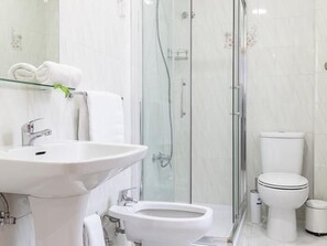 Secador de pelo y toallas