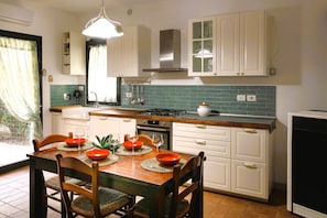 Geschirrspüler, Wasserkocher mit Kaffee-/Teezubehör