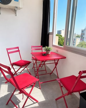 Outdoor dining - Your perfect cocoon 9 min from Eurexpo and 14 min from Groupama (Saint-Priest)
