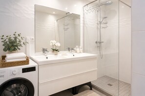 Shower, hair dryer, towels, soap - Your perfect cocoon 9 min from Eurexpo and 14 min from Groupama (Saint-Priest)