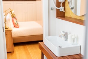 Superior-Studio | Badezimmer | Dusche, Regendusche, Haartrockner, Handtücher