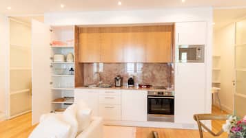 Departamento superior | Cocina privada | Refrigerador, microondas, horno y parrilla de estufa