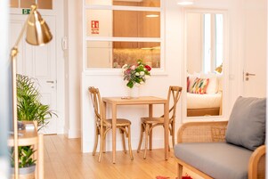 106-cm Smart TV with cable channels, TV