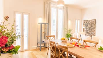 Superior-Apartment, 1 Queen-Bett und Schlafsofa, Nichtraucher, Stadtblick | Wohnbereich | 106-cm-Smart-TV mit Kabelempfang, Fernseher