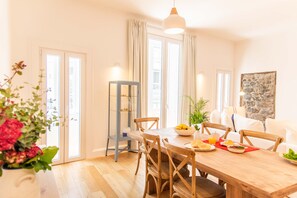 Superior Apartment, 1 Queen Bed with Sofa bed, Non Smoking, City View | Living area - Apartamentos Ferreiros (Funchal)