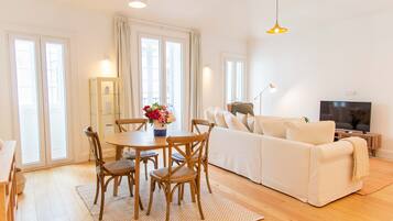 Superior-Apartment | Wohnbereich | 106-cm-Smart-TV mit Kabelempfang, Fernseher