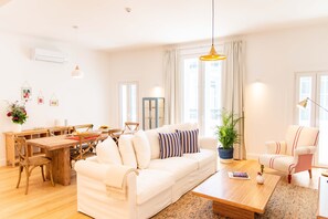 Superior Apartment, 1 Queen Bed with Sofa bed, Non Smoking, City View | Living area | 106-cm Smart TV with cable channels, TV - Apartamentos Ferreiros (Funchal)