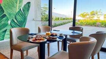 Bữa sáng buffet hàng ngày (15 EUR/mỗi người)