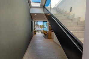 2 dormitorios, caja fuerte, escritorio y cunas gratuitas