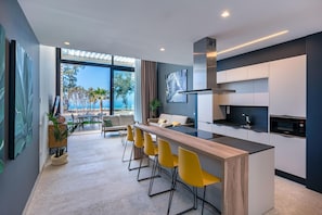 Een koelkast met diepvriezer, een microgolfoven, een kookplaat