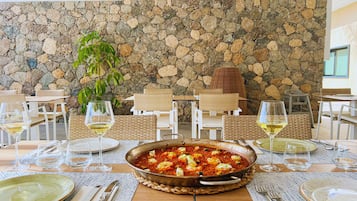 Comida y bebida