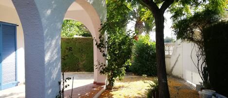 المنطقة المحيطة بالمنشأة