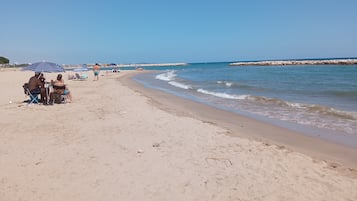 Vlak bij het strand, ligstoelen aan het strand